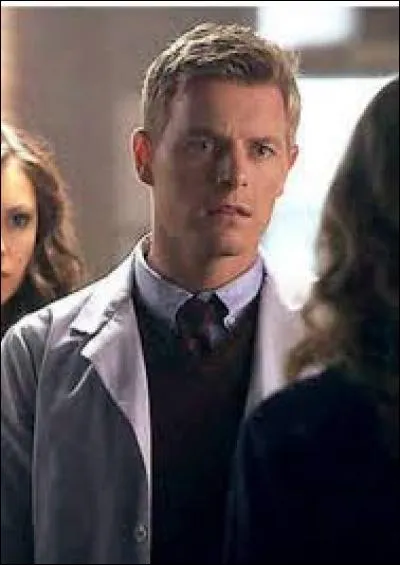 Comment le professeur de microbiologie, de l'université d'Elena, s'appelle-t-il ?