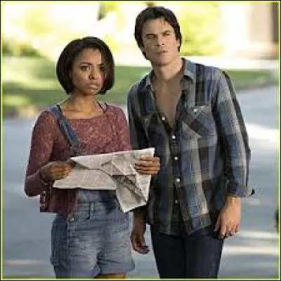 Dans le monde parallèle, en quelle année Damon et Bonnie étaient-ils coincés ?