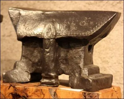 Officier dans les légions sous l'empereur Galère, après sa conversion au christianisme il sera tué à coups de marteau sur une enclume. Qui est-il ?