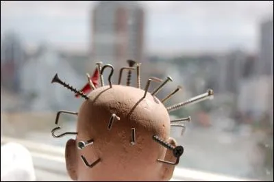 Évêque, il mourut la tête percée par des clous en 638. Qui est-il ?