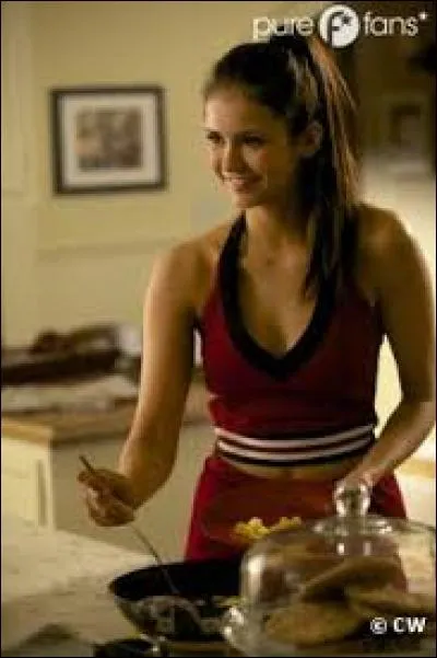 Qu'est-ce qu'Elena avait volé à une pom-pom girl lors d'une compétition ?