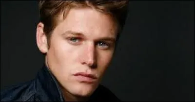 Qui surnomme Matt : "Matty les beaux yeux bleus" ?