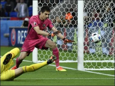 Voici le gardien de but de l'équipe de la Roumanie. Comment s'appelle-t-il ?