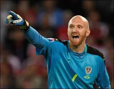 Pour quelle équipe joue Robert Almer ?