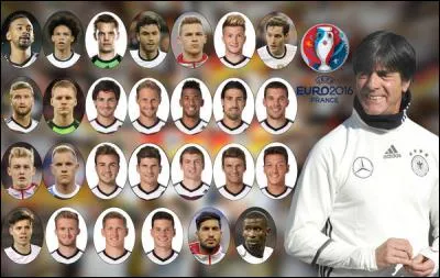 Qu'a fait l'entraîneur allemand pendant le match Allemagne - Ukraine, oubliant sûrement qu'il était filmé ?