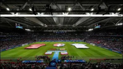 A quelle ville appartient le stade dont la pelouse était la plus "pourrie" pendant cette compétition ?