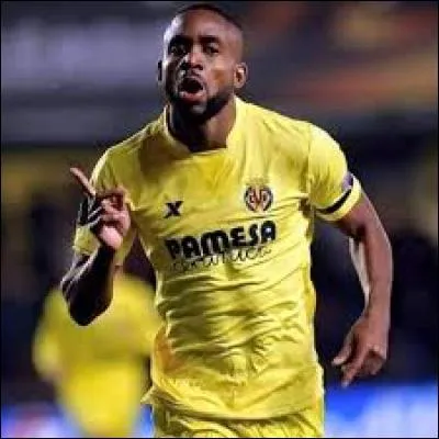 Dans quel club français Cédric Bakambu a-t-il été formé et fait ses débuts professionnels?