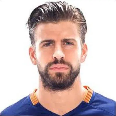 Toutes équipes confondues, combien de championnats nationaux a remporté Gérard Piqué?