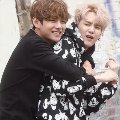 Quels sont les 4 membres de BTS qui ont un Satoori (dialecte) de Daegu et de Busan ?