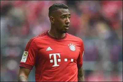 Quel est le nom de ce défenseur ?