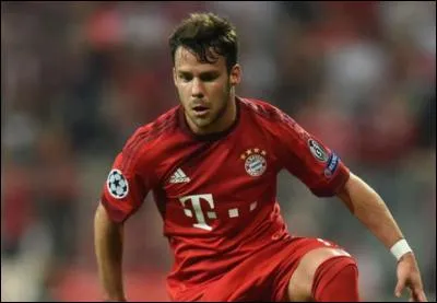 Quel est le nom de ce défenseur ?