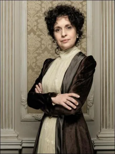 Qui est cette femme, propriétaire du Grand Hôtel ?