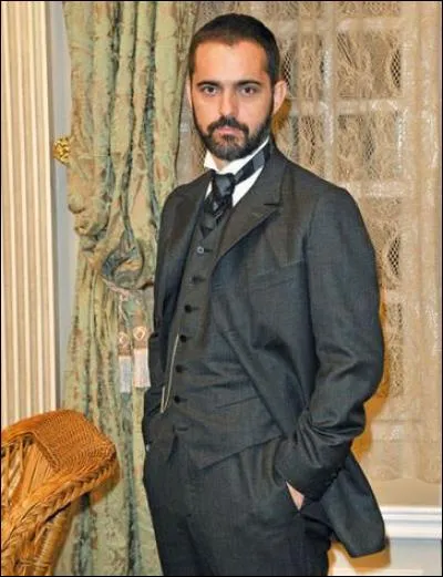 Qui est cet homme manipulateur et ambitieux aspirant au poste de directeur du Grand Hôtel ?