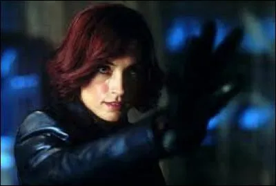 Qui joue "Jean Grey" dans "X-Men" ?