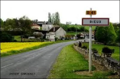 Nous entrons &agrave; Rieux. Village champardennais dans l'arrondissement d'&Eacute;pernay, il se situe dans le d&eacute;partement ...