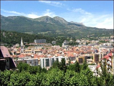 Quelle ville est la préfecture des Hautes-Alpes ?