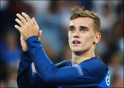 Quel est son poste de prédilection dans son club et en équipe de France ?