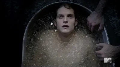Dans la saison 3A, pourquoi doit-il se mettre dans un bain de glaçon et se faire hypnotiser par Deaton ?
