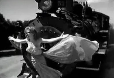 Sur quel moyen de transport est-elle attachée dans le clip de la chanson "XXL" sorti en 1995 ?