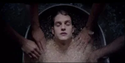 Dans la saison 3A, pourquoi Isaac est plongé dans un bain d'eau glacée ?