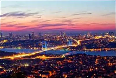 La basilique Sainte-Sophie fut la capitale de Constantinople (Istanbul) puis fut transformée en mosquée avant de devenir un musée. Laquelle de ces images la représente ?