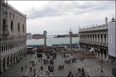 Terminons ce quiz avec la place Saint-Marc datant du IXe siècle après J-C. Elle est située à Venise, en Italie, et en est le centre historique. Quelle image représente la ville de Venise ?