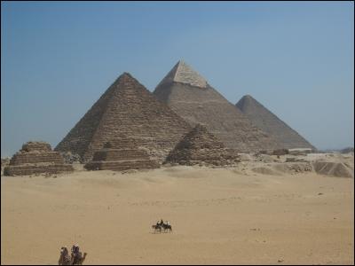 Cette magnifique photo vous montre la beauté des pyramides de Gizeh, situées en Égypte. Trois de ces pyramides classées au patrimoine mondial de l'humanité depuis déjà 1979 sont plus célèbres que leurs semblables. Parmi elles, la pyramide de Khéops qui a abrité le tombeau du pharaon Khéops sous la IVe dynastie. Laquelle de ces images est une parfaite illustration de la pyramide de Khéops ?