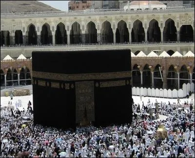 La Kaaba est une belle construction en forme de cube au sein de la masjid al-Haram (Mosquée sacrée). À quelle religion appartiennent tous les hommes qui vont jusqu'à La Mecque pour voir la Kaaba et y prier ?