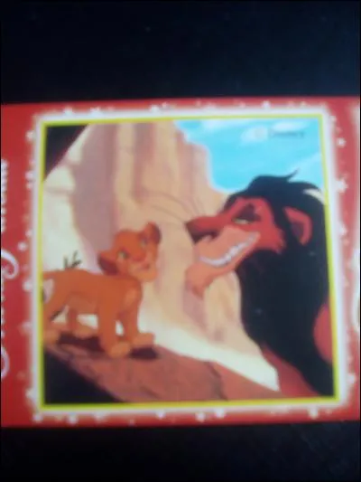 Quels animaux achèvent Scar dans "Le Roi lion" ?