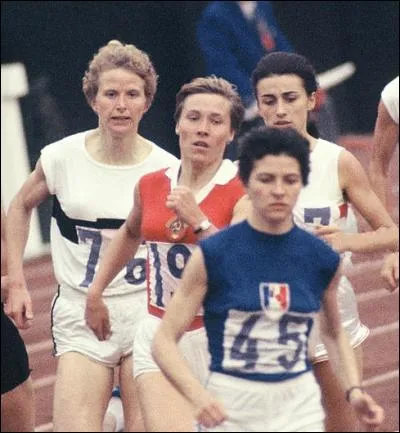 Spécialiste des courses de demi-fond, elle obtient la médaille d'argent sur 800 mètres aux JO de Tokyo. De qui s'agit-il ?