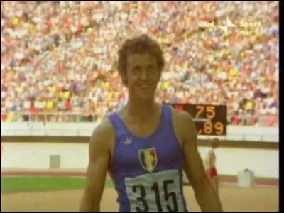Champion du 110 mètres haies, il obtient la médaille d'argent à Munich et l'or quatre ans plus tard à Montréal. De qui s'agit-il ?