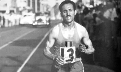 Médaillé d'argent sur 10 000 aux JO de Londres puis d'Helsinki, il remporte l'or au marathon de ceux de Melbourne. De qui s'agit-il ?