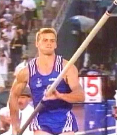 Il est champion olympique de saut à la perche à Atlanta. De qui s'agit-il ?