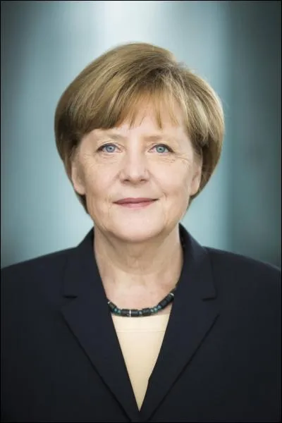 En 2000, Angela Merkel est devenue la première femme présidente de la SPD (parti social-démocrate d'Allemagne).