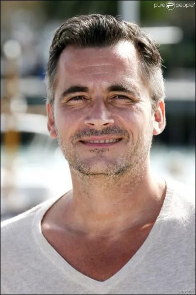 Ce présentateur télé se prénomme Olivier Minne.