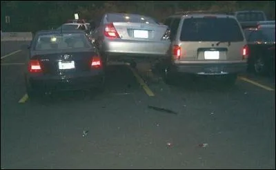 Les dimensions d'une place de stationnement standard sont : 
- 2 mètres pour la largeur
- 4 mètres pour la longueur