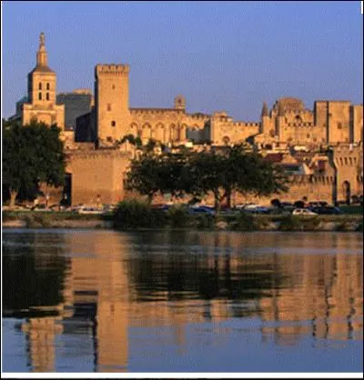 Quel est ce festival , des arts et du spectacle, fondé en 1847 par Jean Vilar, qui est considéré comme le plus ancien et le plus célèbre de France, et qui fait le joie des vacanciers ?