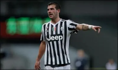 Comment s'appelle ce milieu de terrain ?