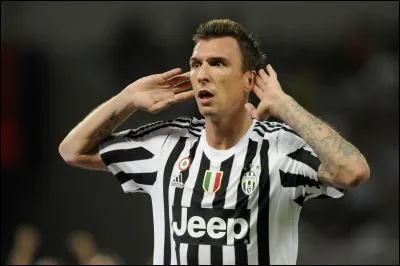 Comment s'appelle cet attaquant ?