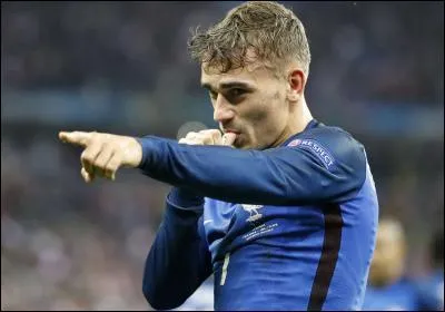 Toujours à propos de Griezmann, vous avez sûrement constaté qu'il lui arrive de sucer son pouce et pointer la caméra après un but. Que signifie ce geste ?