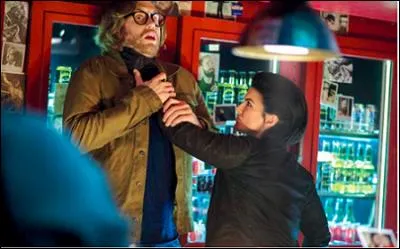 Qui est cet homme qui se fait étrangler ?