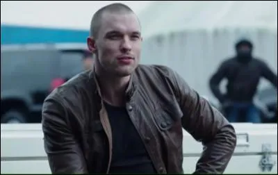 Quel est son pseudonyme (au méchant) ?