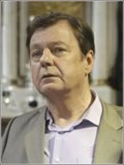 Quelle est la profession d'Etienne, hormis homme de confiance de Gabriel ?