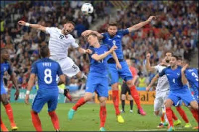 À combien de minutes les Français ont-ils ouvert le score contre l'Albanie ?
