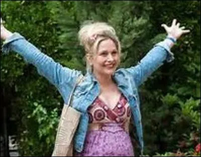 Comment se prénomme la sur de Caroline ?