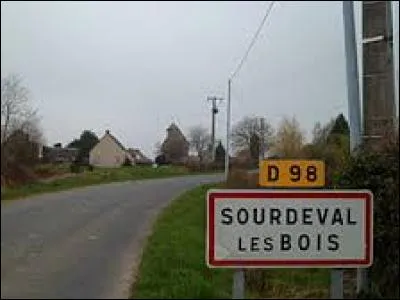 Nous entrons dans Sourdeval-les-Bois. Village Manchot, il se situe dans l'ancienne r&eacute;gion ...