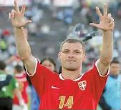 Duquel de ces pays le salut à trois doigts vient-il ?