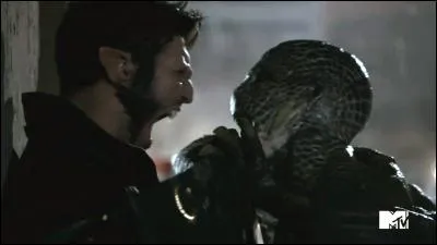 Sur combien de personnes Derek a-t-il essayé le venin du Kanima pour découvrir qui il était ?