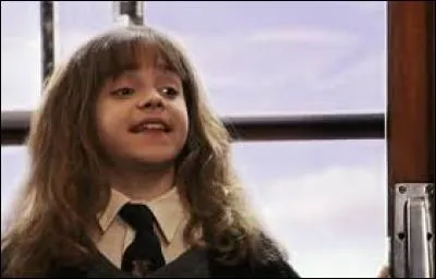 Nous sommes dans le Poudlard Express. Ron et Harry rencontrent Hermione qui leur fait une démonstration de magie. Quel sort lance-t-elle ?
