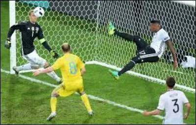 Lors de leur premier match de cette compétition, ils ont affronté l'Ukraine. Ils ont remporté ce match. Quel était le score à la fin de cette rencontre ?